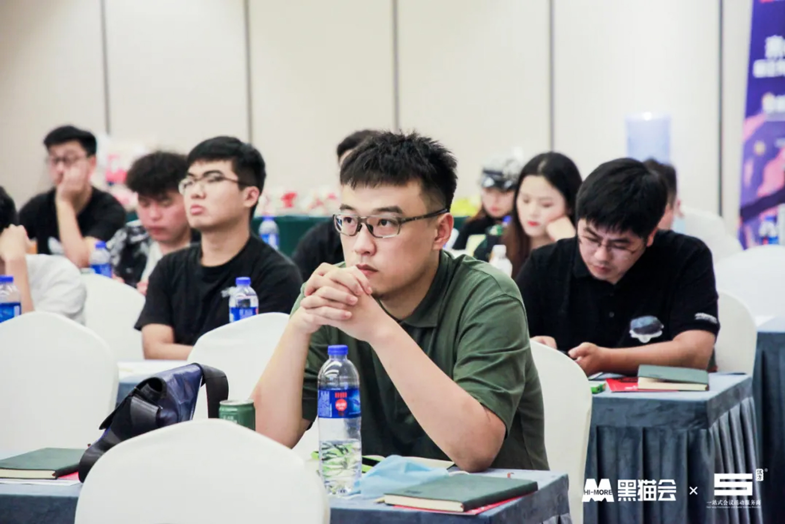 學員在認真思考活動執行模擬訓練題