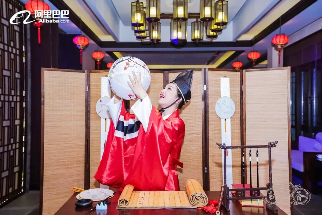 漢服盛典晚會身著紅衣漢服的少女