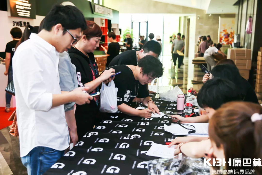 2019康巴赫新品發(fā)布會——第三代316醫(yī)用級不銹鋼炒鍋