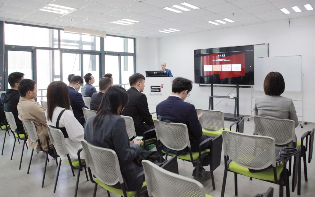 伍方會議副總鄧興發言