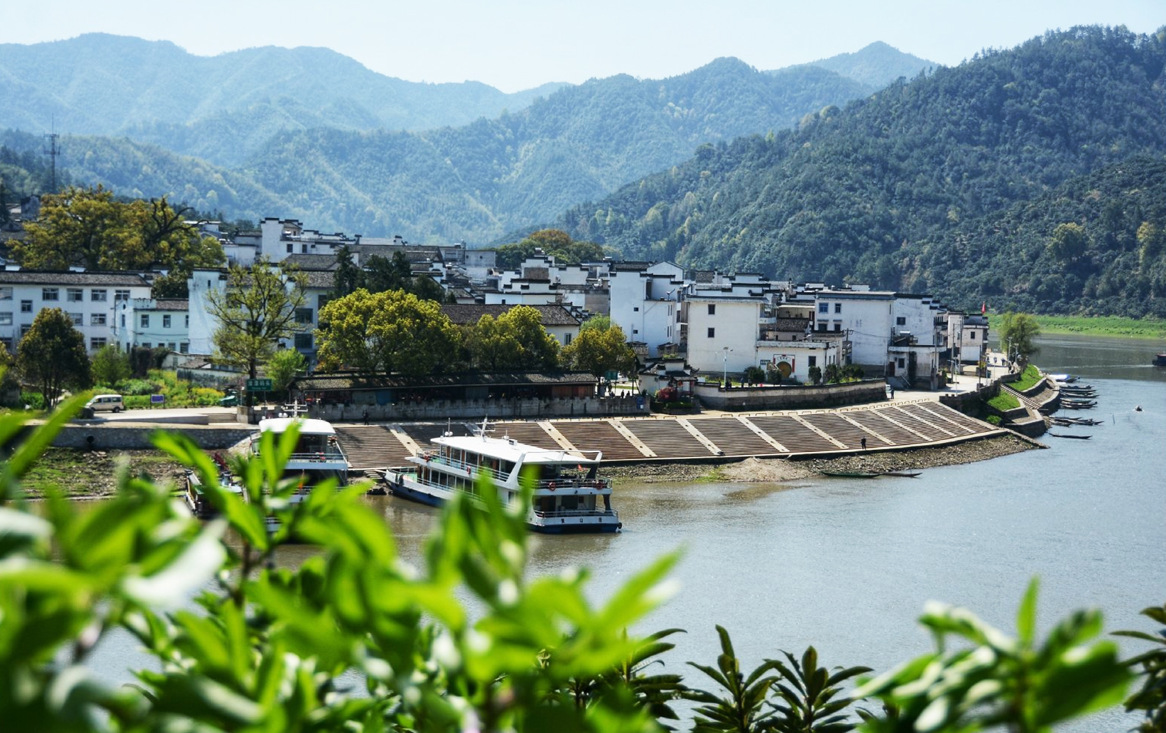 新安江沿岸風(fēng)光