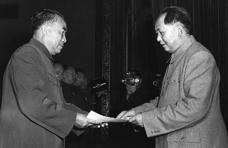 毛主席向朱德元帥授勛