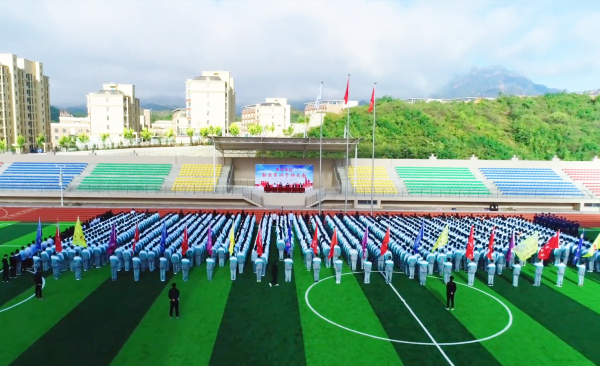 學(xué)校新生軍訓(xùn)誓師大會現(xiàn)場