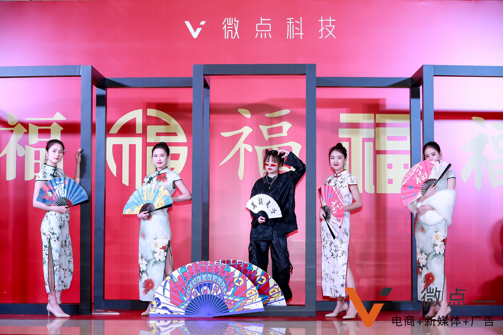 參會(huì)者外場(chǎng)擺拍