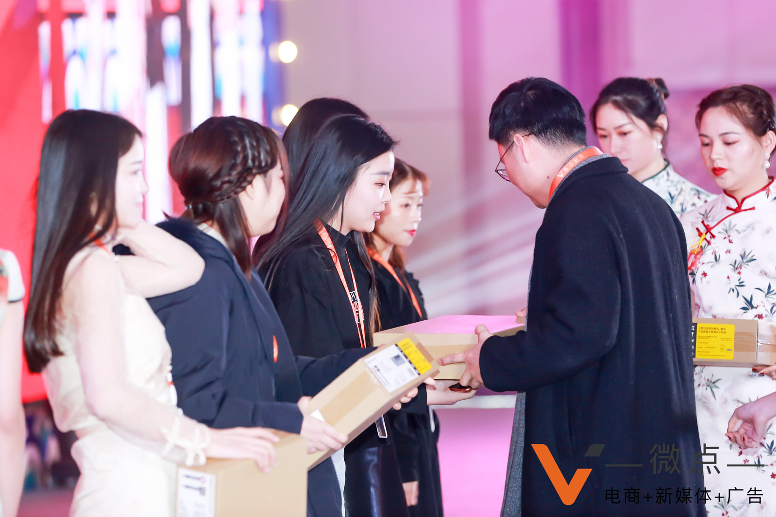 禮儀人員為年會晚宴抽獎幸運嘉賓頒發獎品