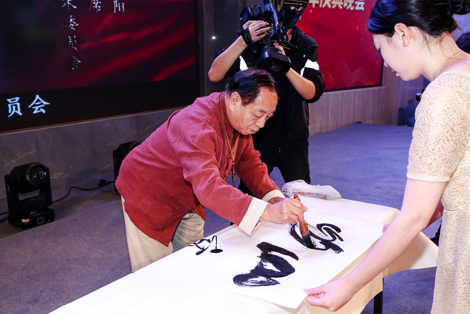 山泰科技集團年會書法表演