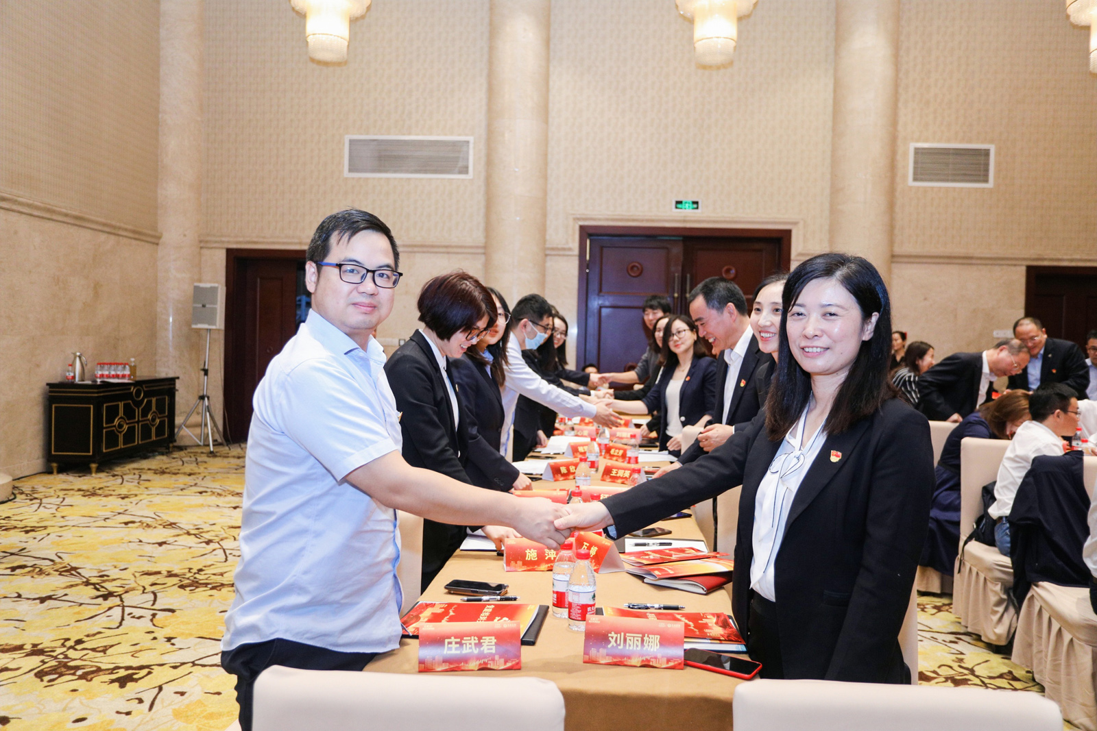 交投地產—浙商證券黨建結對簽約代表合影