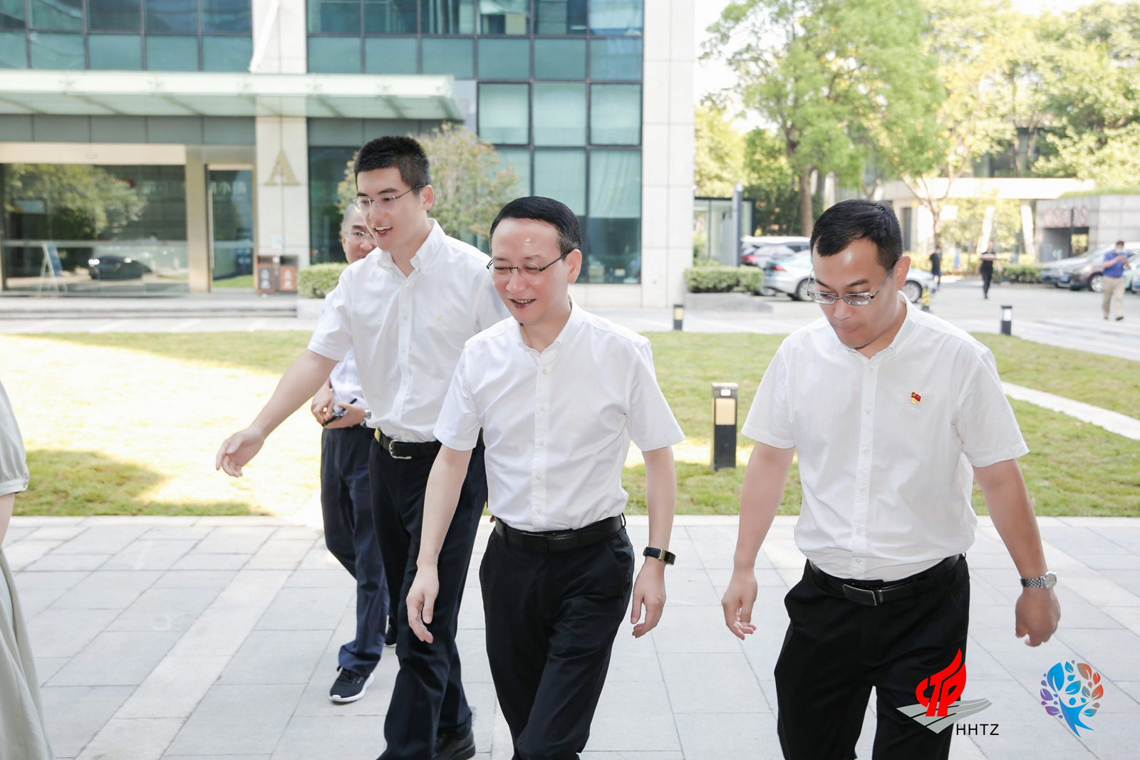 與會領導步入會場