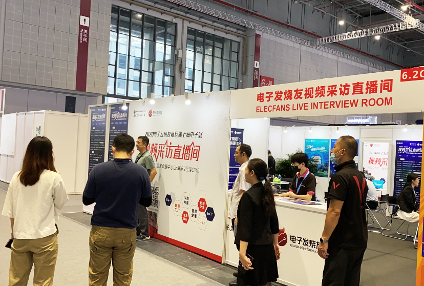 電子發燒友視頻采訪直播間進行會議宣傳場景