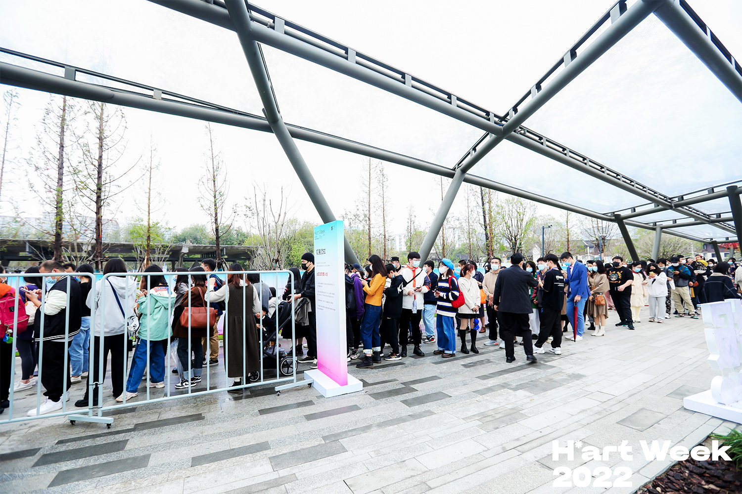 活動結束,疏散人群、有序退場