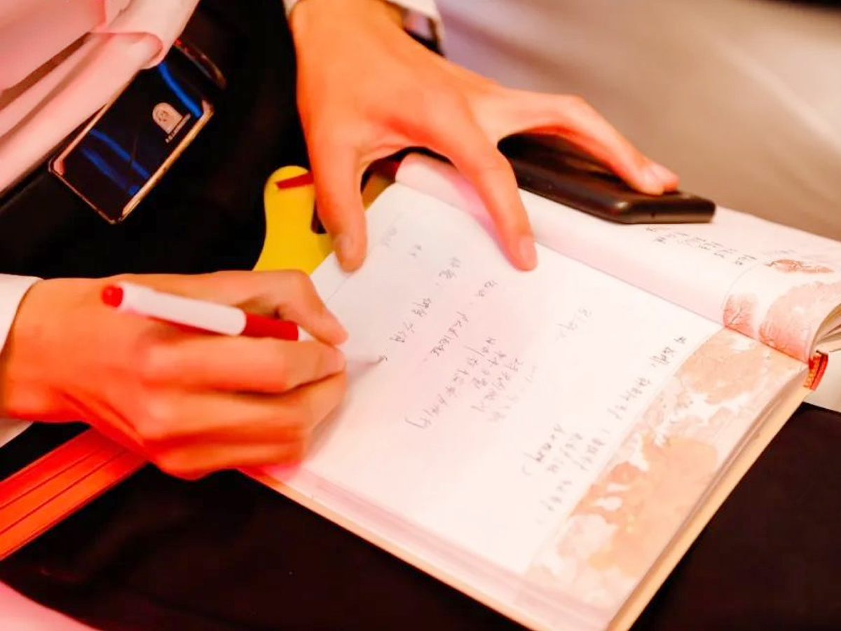 公司年中總結會參會人員特寫