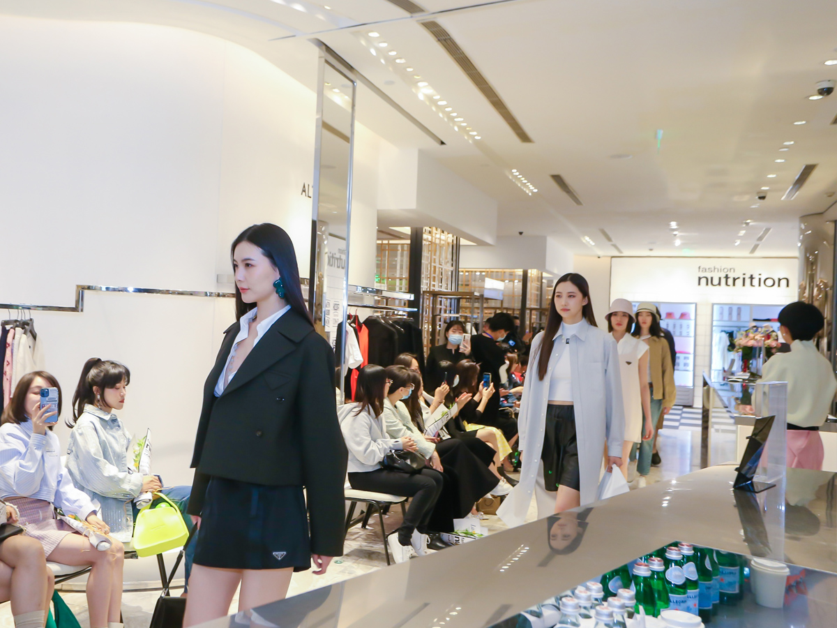 商場服裝品牌店店慶活動