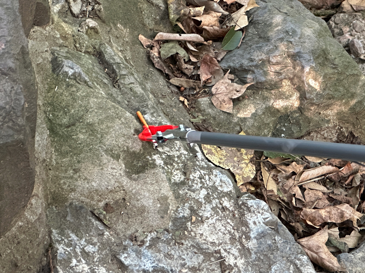 志愿者在戶(hù)外公益撿垃圾