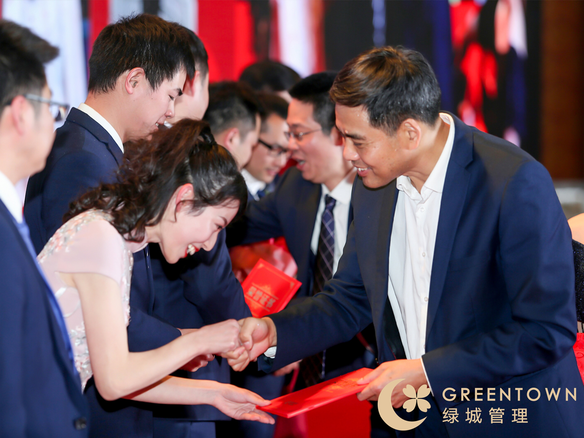 領(lǐng)導和員工握手互動