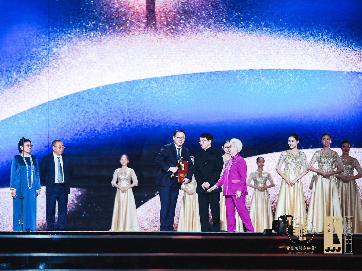 嘉賓為獲獎者頒獎