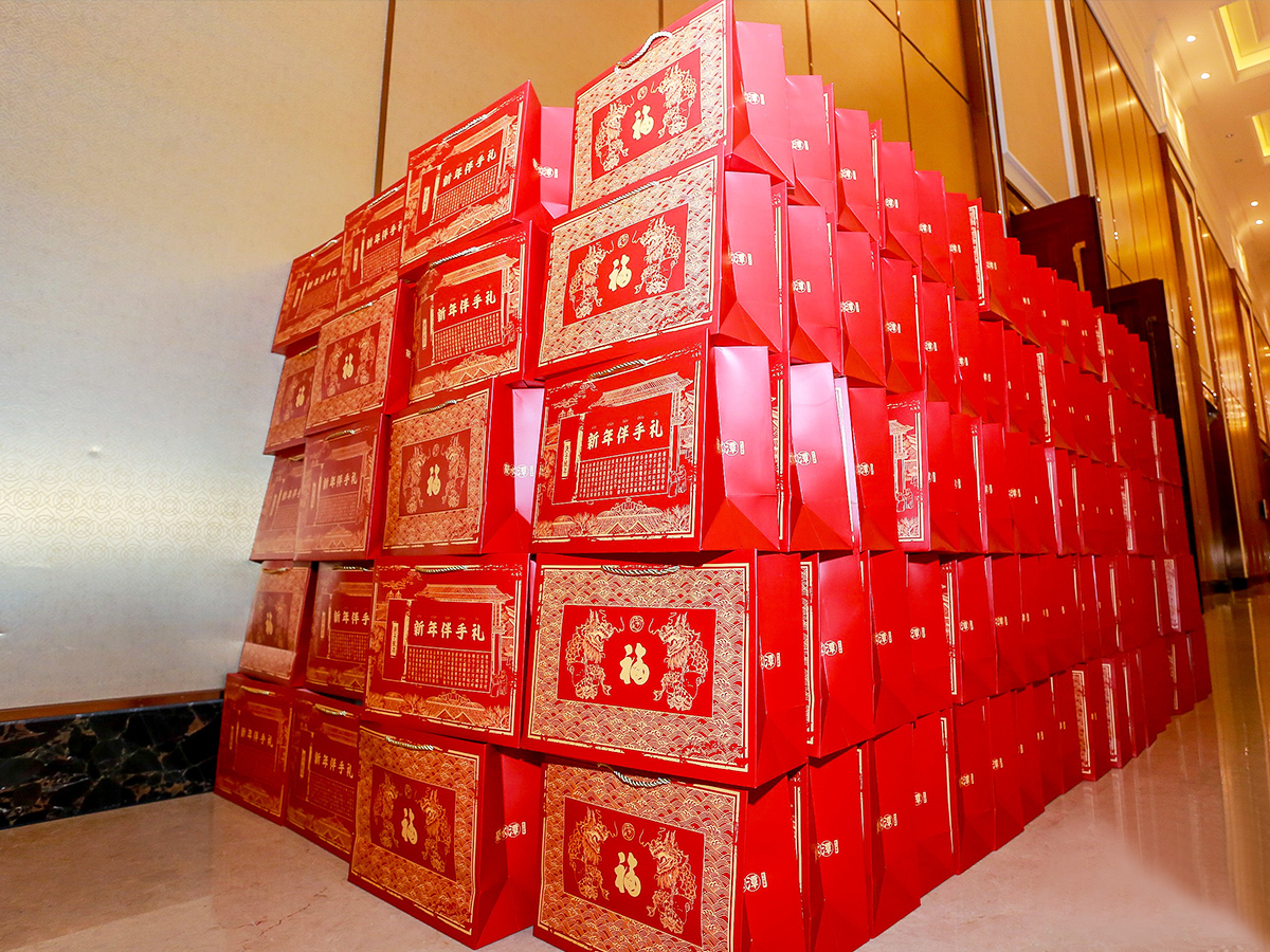 年會準(zhǔn)備的新年伴手禮