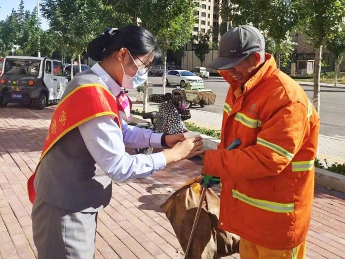 冬季送溫暖活動——為環(huán)衛(wèi)工人送熱水