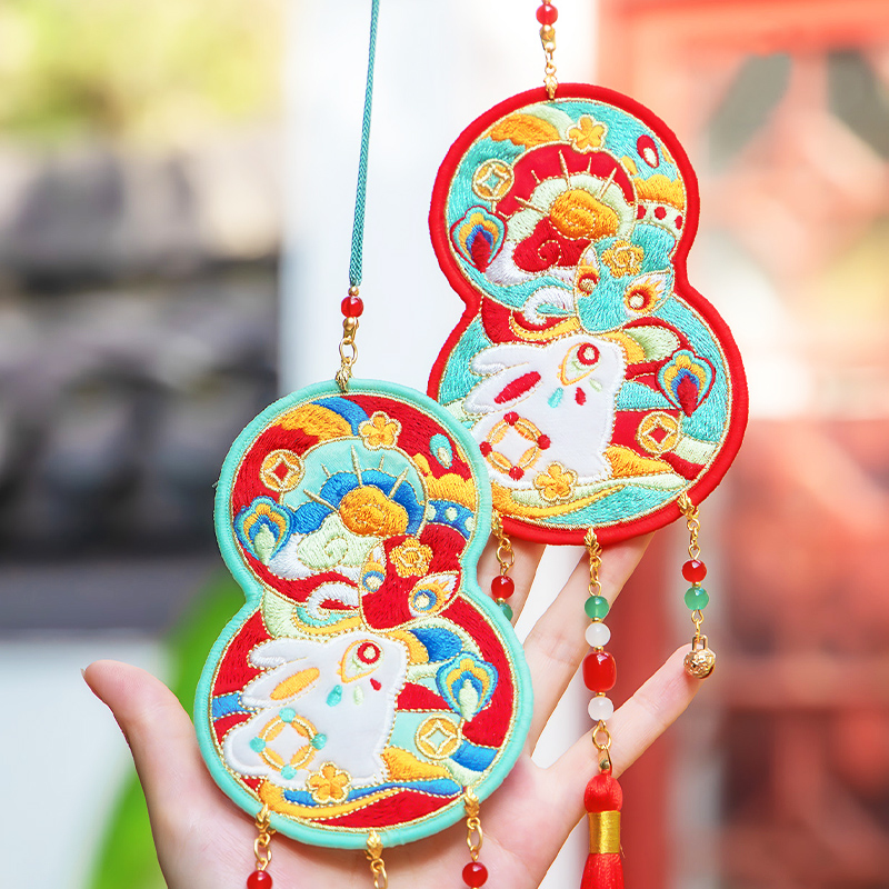中國風(fēng)蛇盤兔刺繡掛件